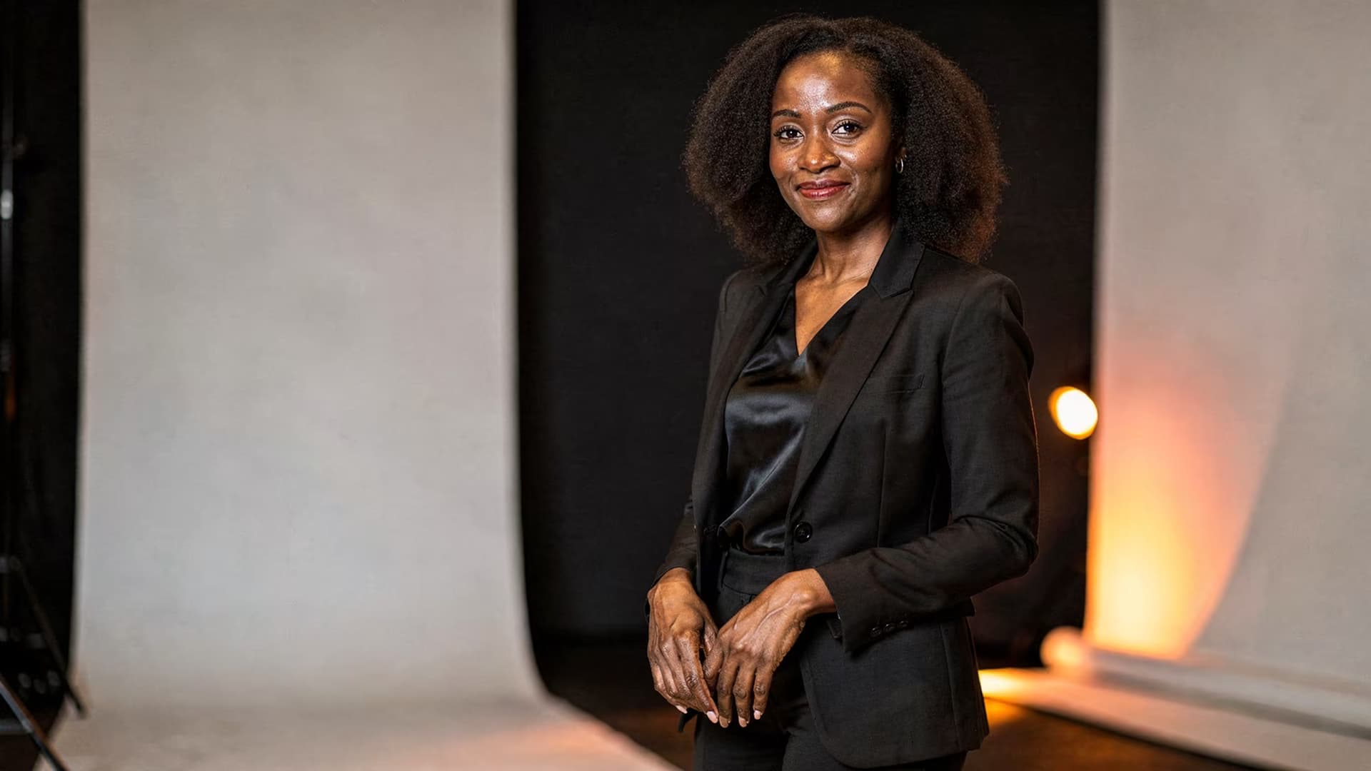 Portrait après la transformation Kadō dans un décor de studio éditorial